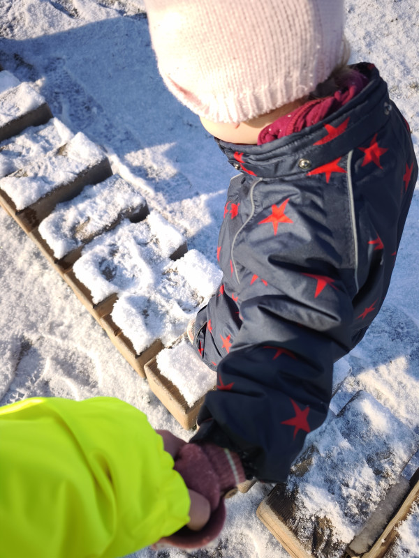 Hand in Hand Richtung Abenteuerland – weil Vertrauen die Basis für jedes Lernen ist.